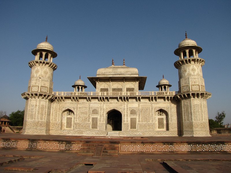 baby taj.jpg - De naam van het monument is ontleend aan de titel die Mirza Ghiyath Beg kreeg als vizier van het Mogolrijk: Itimad ud-Daulah ('Pilaar van de Staat').